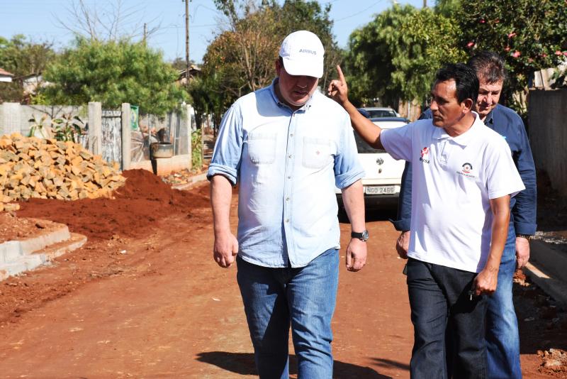 Vereador Valmir Sete fiscaliza obras de pavimentação no PV